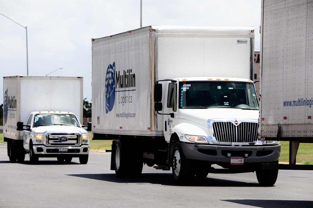 Unidades de transporte de carga de Grupo Multilin Logistics en ruta