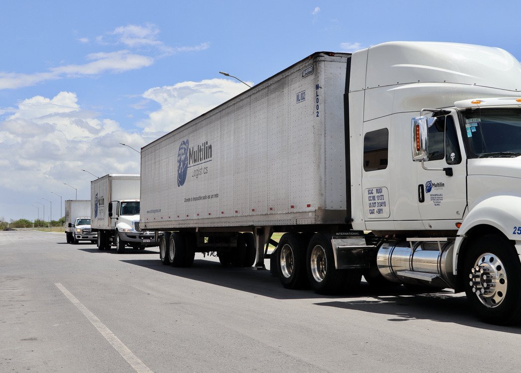 Camión de reparto de Grupo Multilin Logistics en almacén