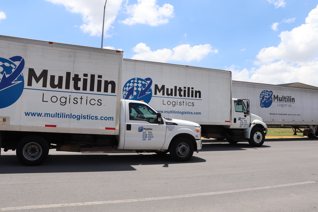 Camión de Grupo Multilin Logistics en bodega con inventario