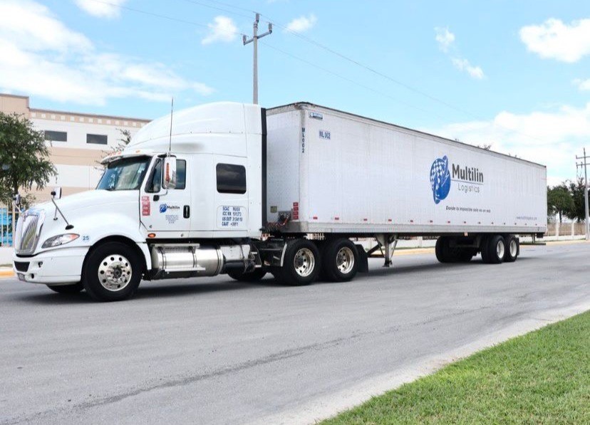 Tráiler de Grupo Multilin Logistics para transporte de carga